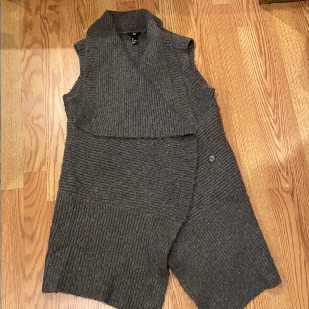 H&M Gray knit vest (size S)